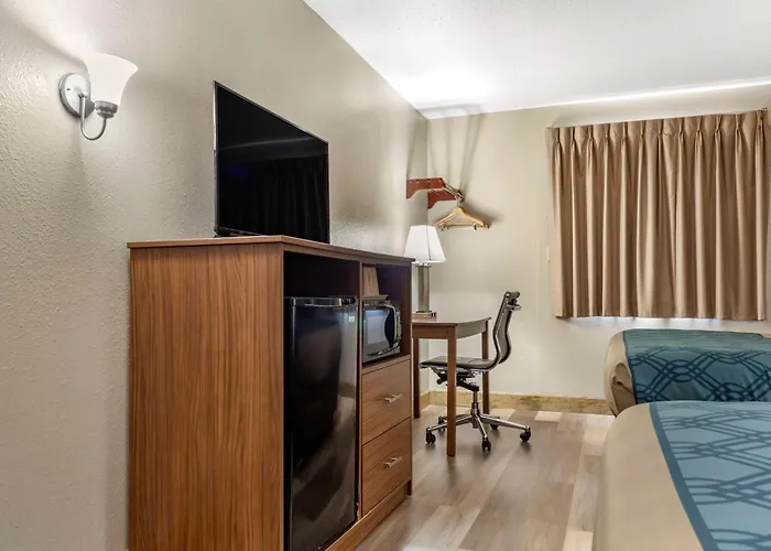 Pet Friendly hotel: Econo Lodge Hays I-70
